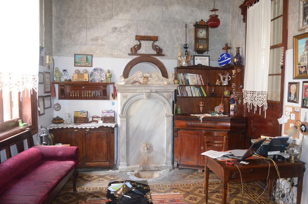 Bonjour Pension Ayvalik Bagian luar foto